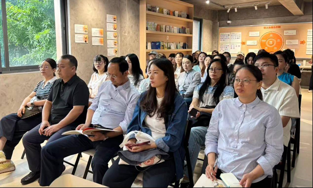 图5，学员听取成都市武侯社区发展基金会经验分享.png