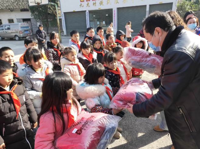 黔江区慈善情暖万家活动为山区儿童送上过冬衣物.png