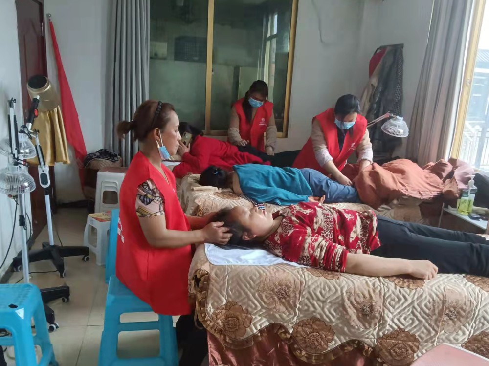 万隆村自然健康屋志愿者正在为村民做免费健康理疗——通讯员陈宸18182211674.jpg