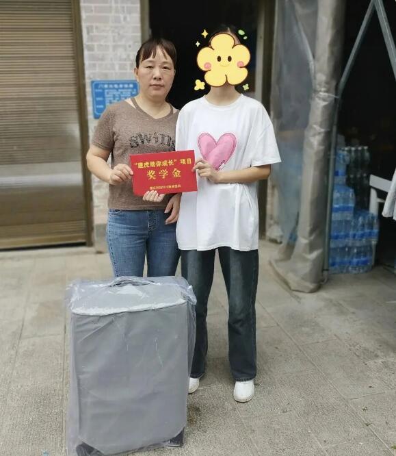 发放奖学金.jpg 发放奖学金.jpg