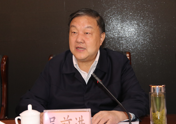 省慈善协会副会长张文亮向咸阳市慈善扶贫协会会长张宗平递交捐赠展示