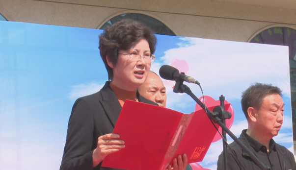 县委副书记李维芳在捐赠仪式上讲话李维芳说,全县在104个村建起扶贫"