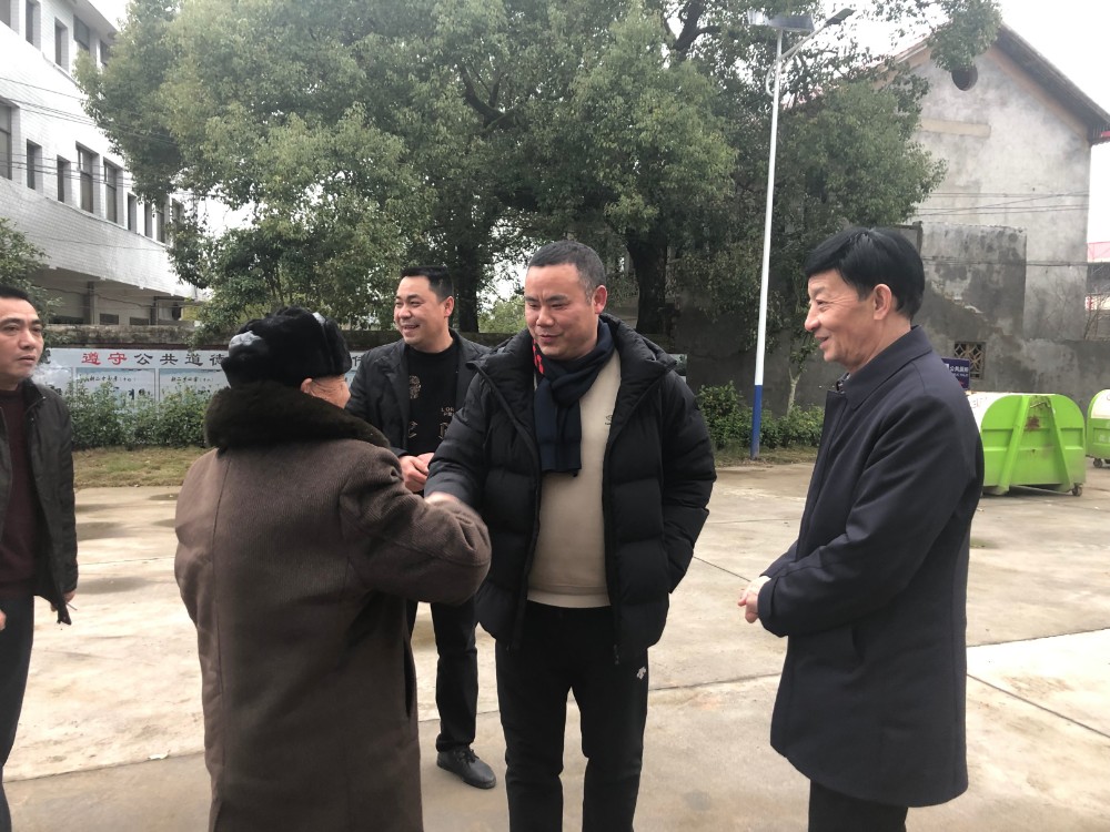 慰问活动中,杨海河会长一行与老人们一一握手,亲切交谈,详细询问他们