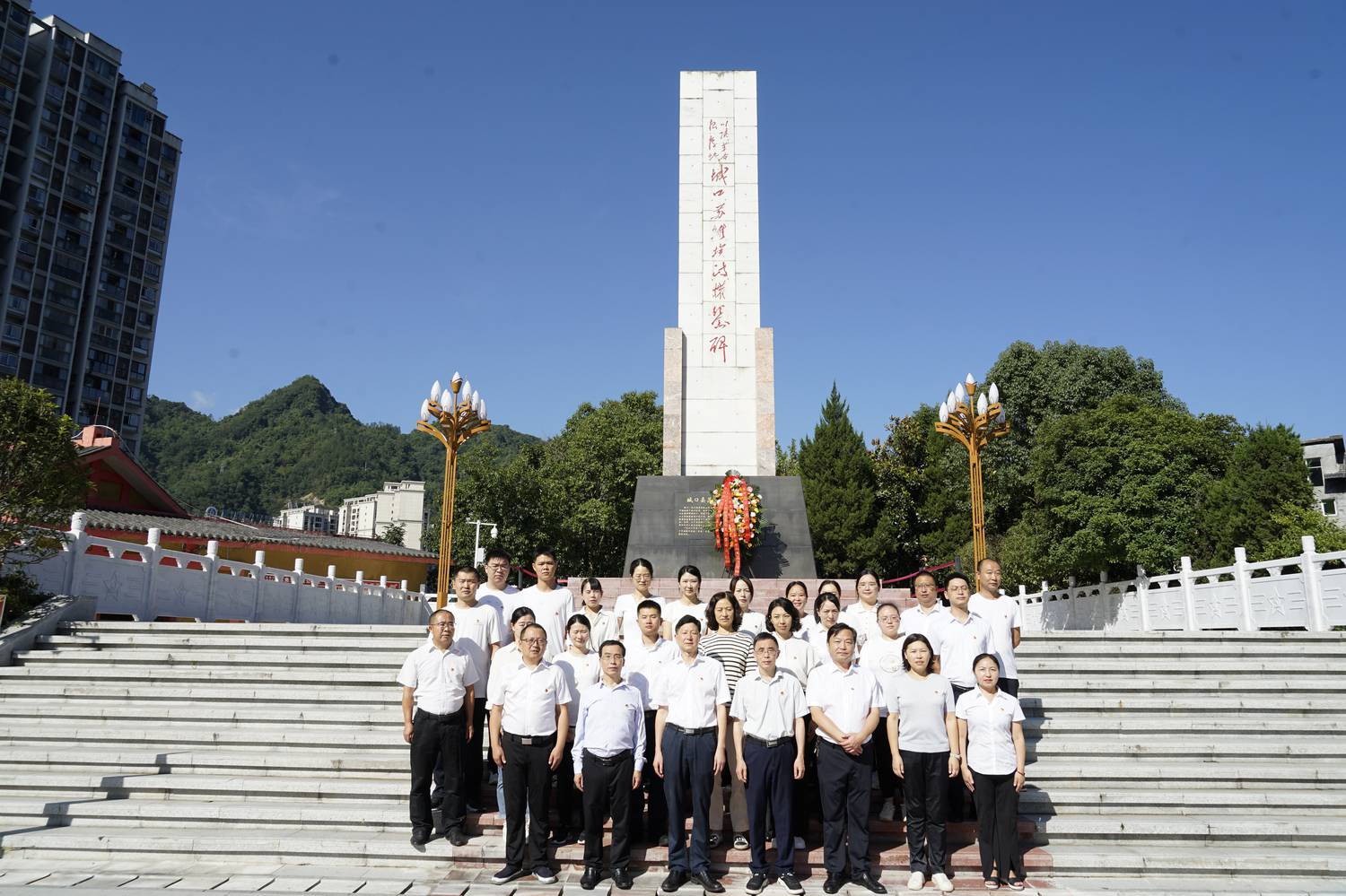 全体党员在纪念碑前合影 - 副本.JPG