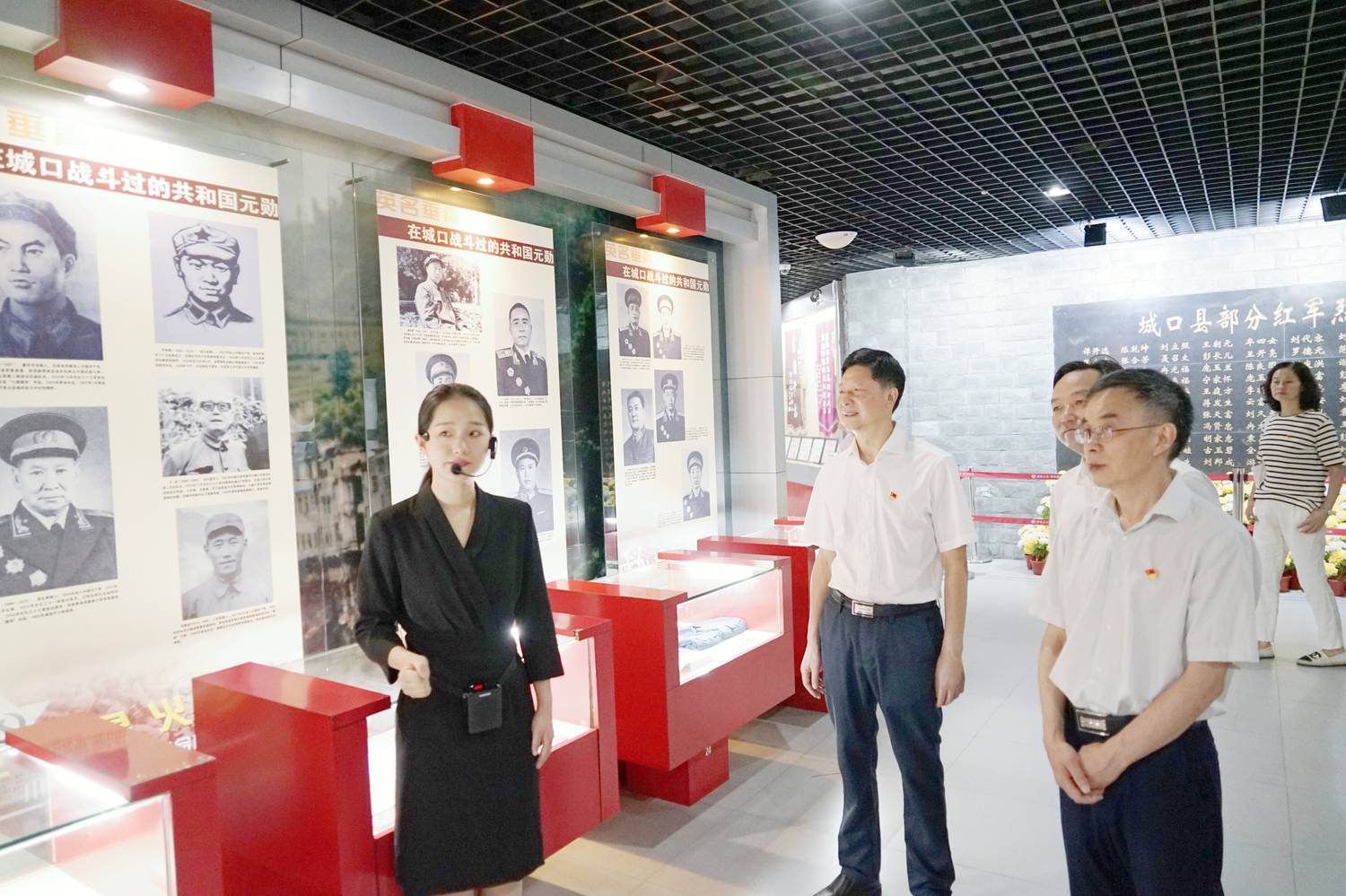 参观纪念馆2.JPG