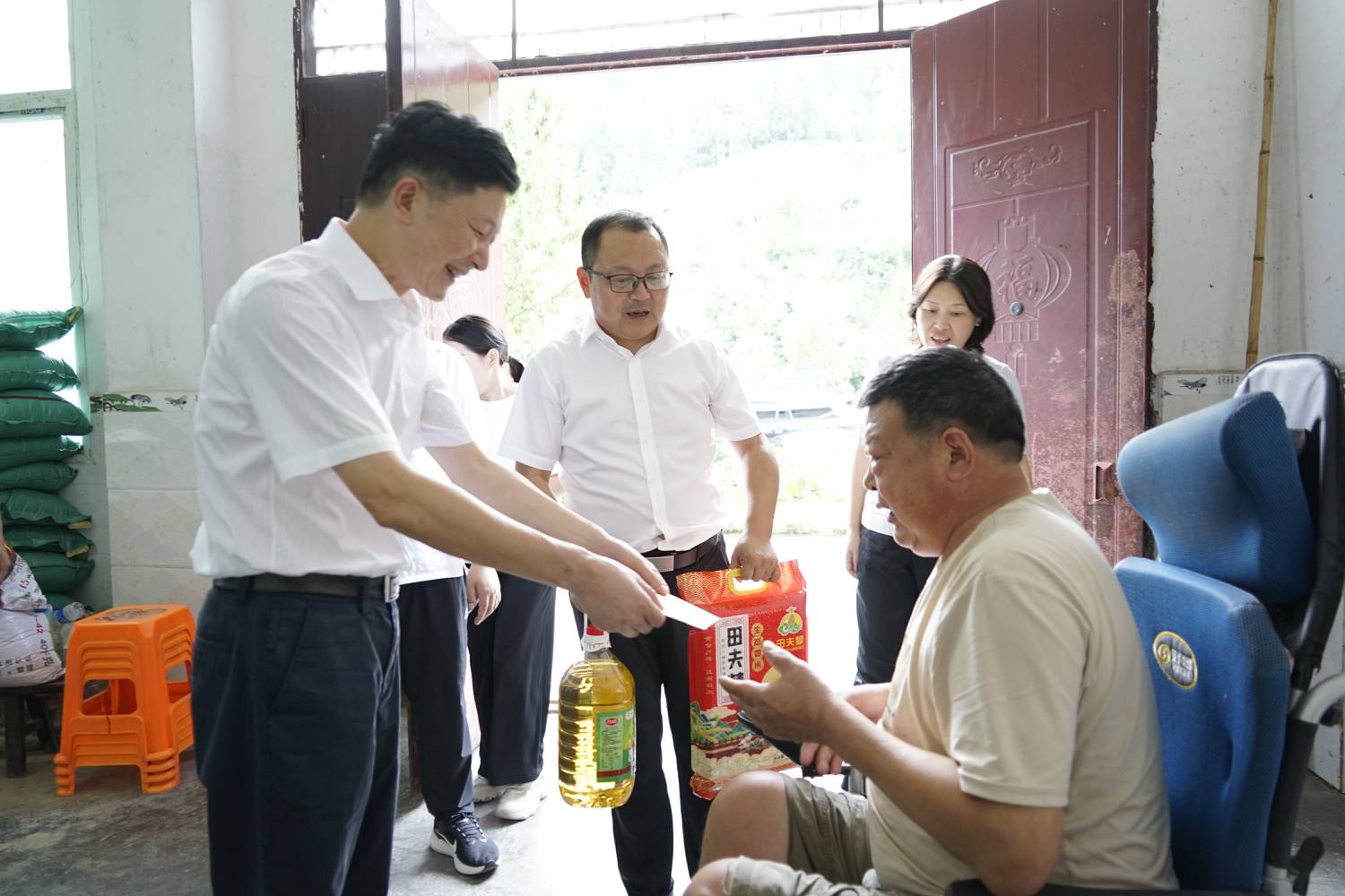 慰问轮椅老人.JPG