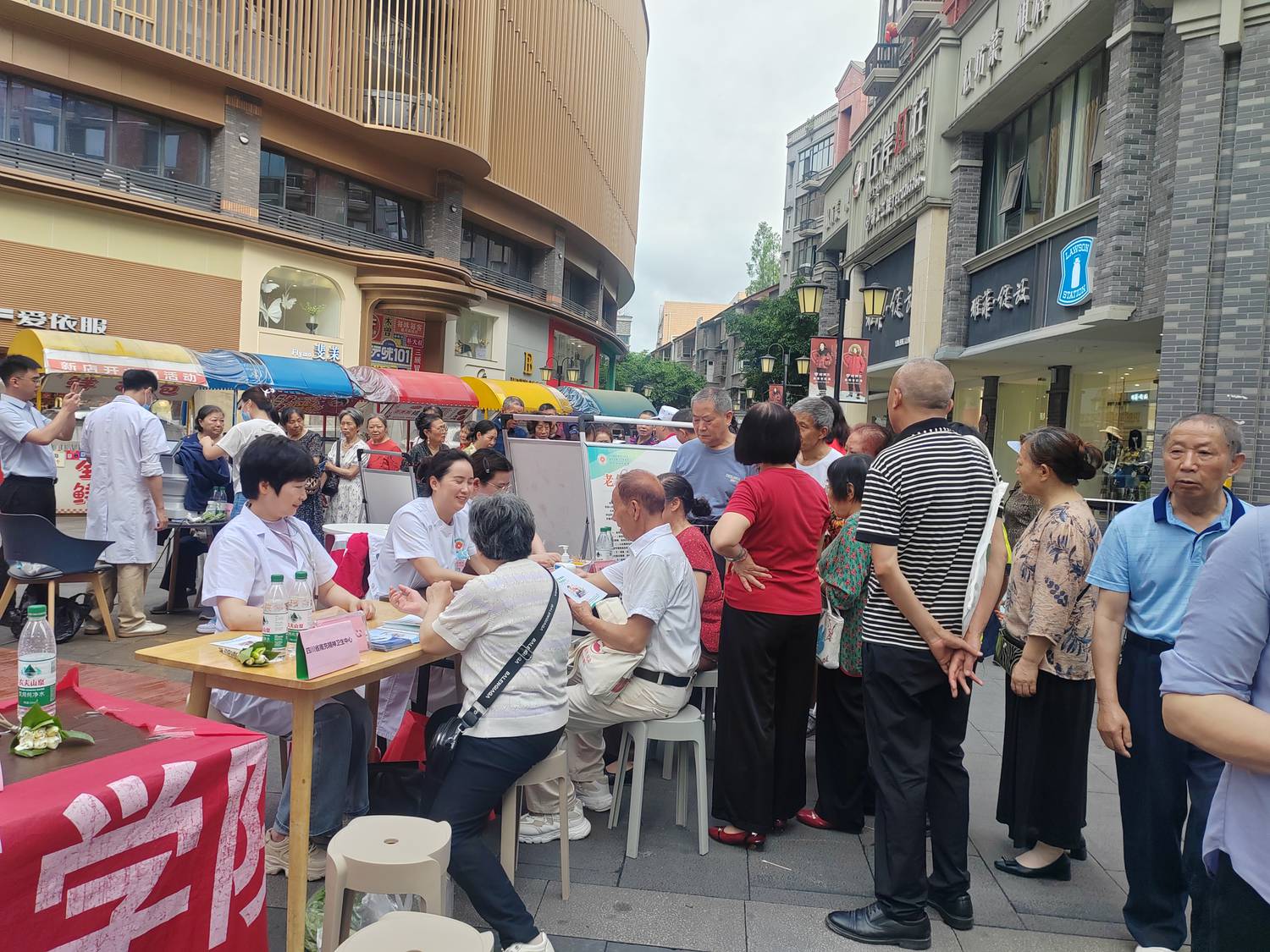 人群.jpg 人群.jpg