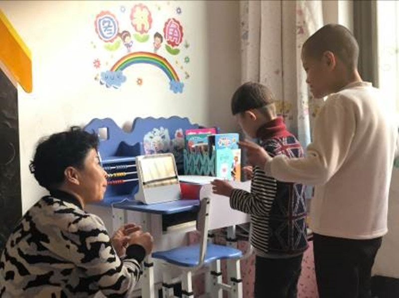 李妈妈陪两个孩子听智能语音学习机的课程_副本.jpg