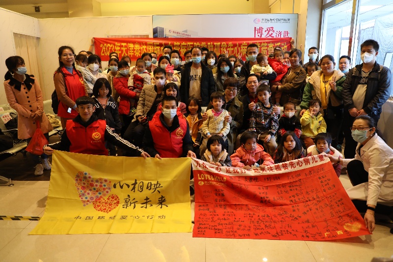 项目简介5 符合手术条件的患儿在各地民政局、慈善总会工作人员的护送下抵达天津泰达国际心血管病医院入院治疗。_副本.jpg