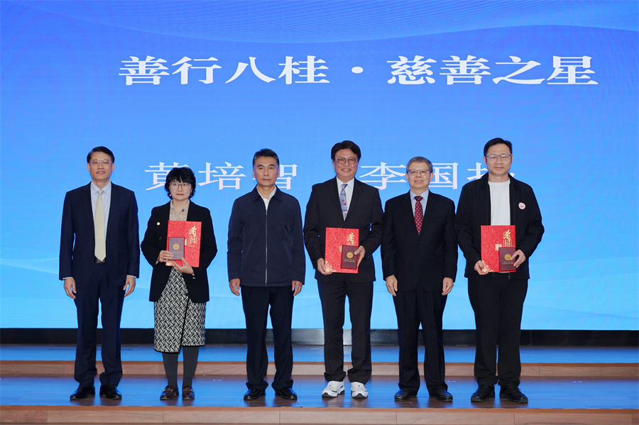 (图为向30周年典型先进企业、个人代表致谢)2.jpg (图为向30周年典型先进企业、个人代表致谢)2.jpg