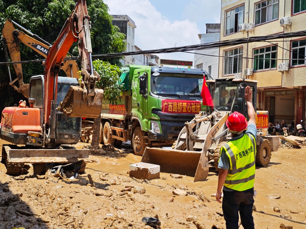 集结机械力量推进道路清淤。1.jpg 集结机械力量推进道路清淤。1.jpg