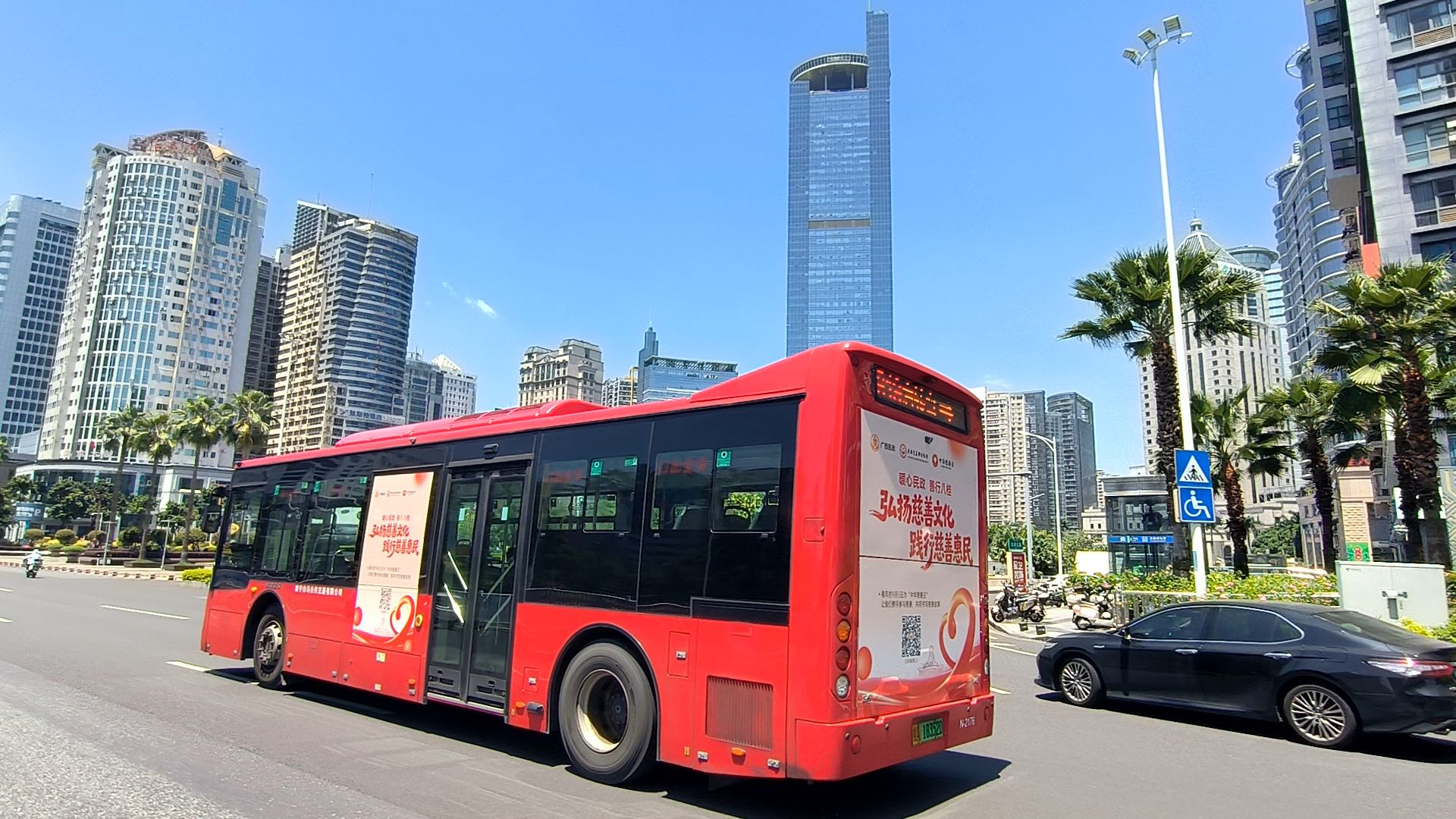 公交车街拍.jpg 公交车街拍.jpg
