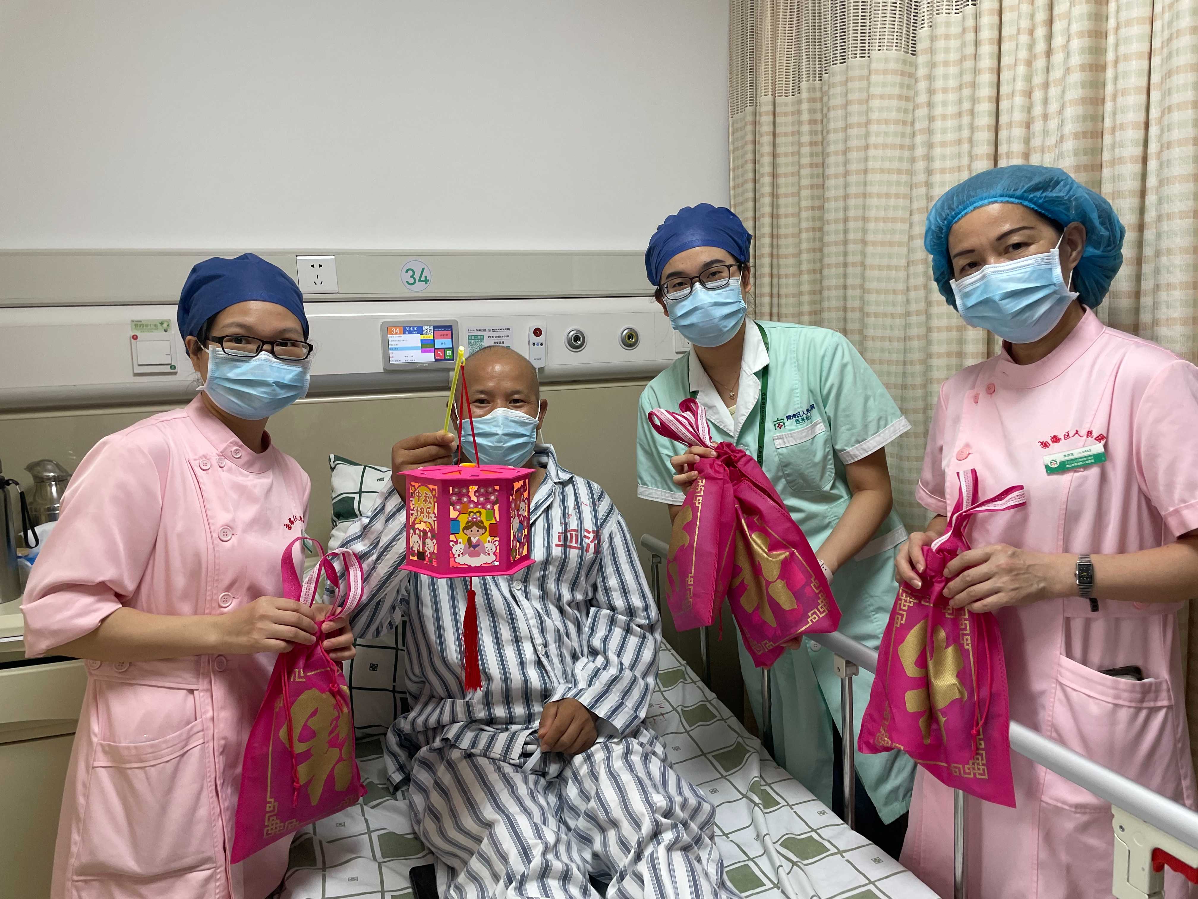 2022年中秋节，护士和社工给留院过节的病友送去暖心福袋.jpeg