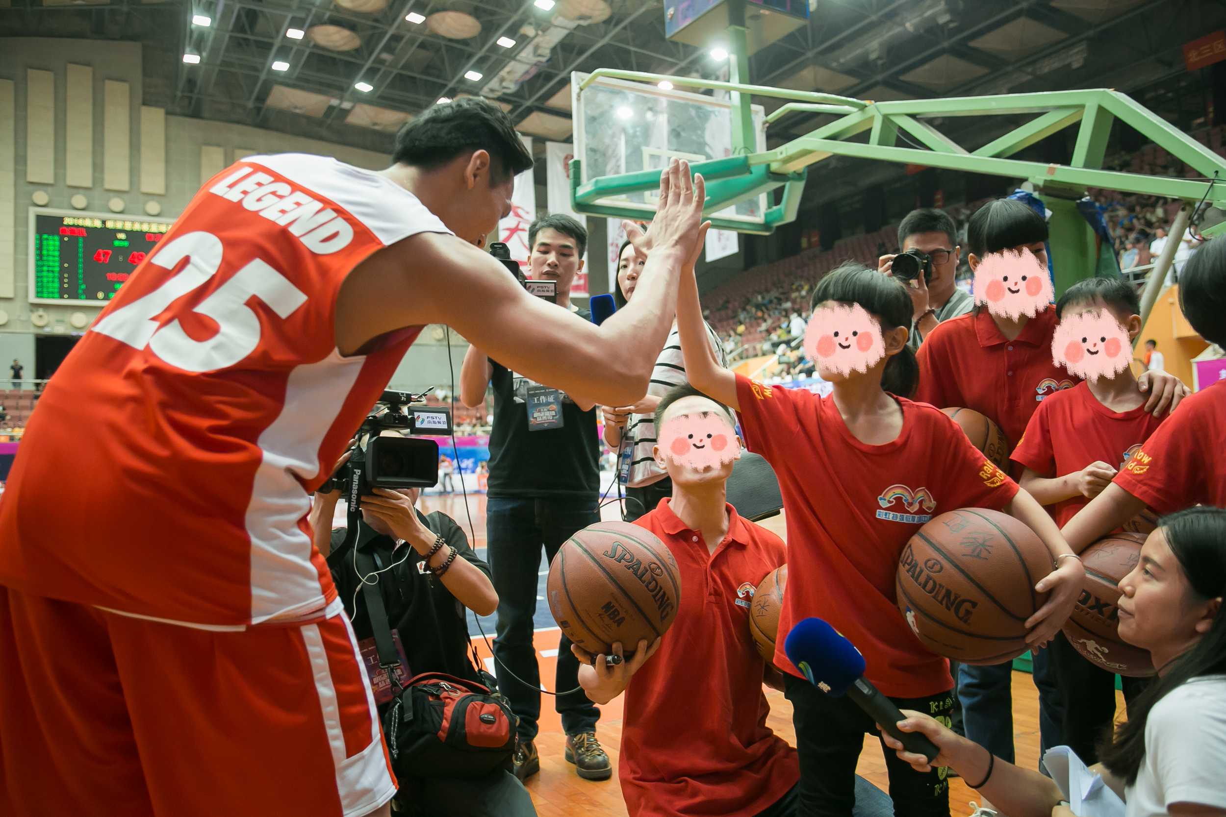 2016年南海区慈善会举办明星篮球慈善赛结束后，自闭症儿童表演结束后与球员互动.jpeg