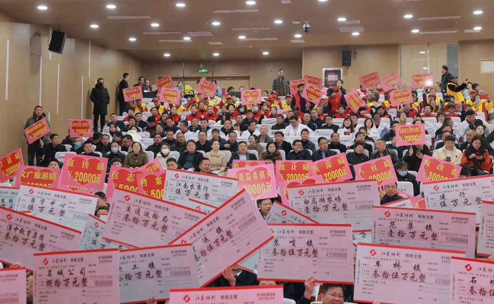 淮安区2025年“送温暖 献爱心”慈善捐赠活动现场。.jpg