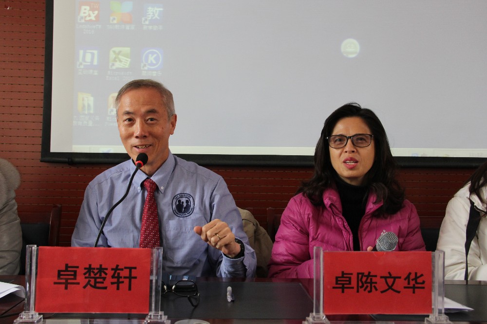 美国LDSC中国区总监卓楚轩讲话，总监助理卓陈文华翻译.JPG