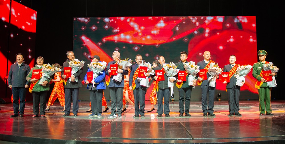 市慈善协会会长刘洪（左一）向10位退役军人、现役军人、优抚对象代表颁发捐赠证书.jpg