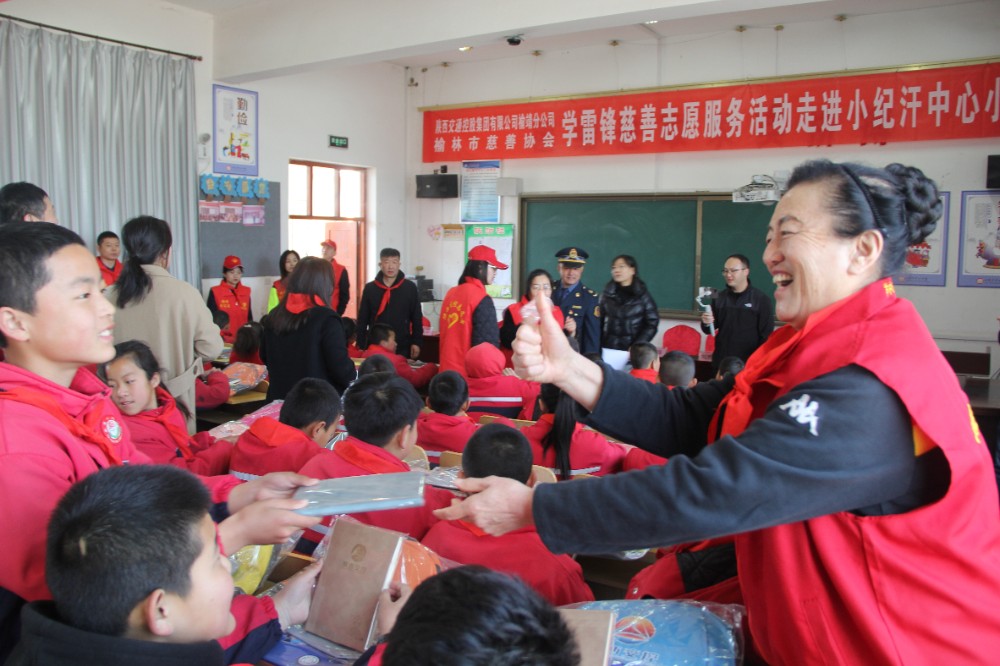 9中国好人、金秋春光慈善志愿者服务队队长贺莎莲向孩子们发放礼物.JPG