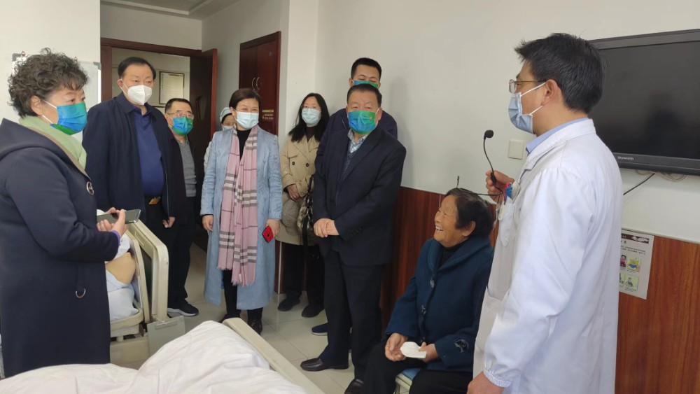 6  考察组在扬州市中医院了解慈善医疗援助项目“光明梦行动”.jpg
