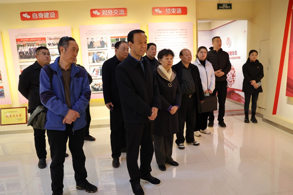 5.参观慈善展厅.JPG