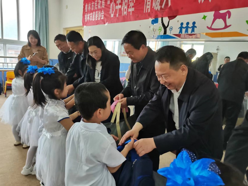 4.市民政局局长白云国、市慈善协会会长刘洪共同慰问子洲马蹄沟中心幼儿园的小朋友们.jpg