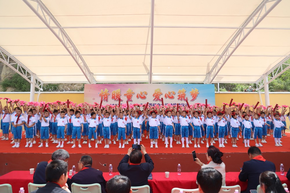 2.市慈善协会捐赠的学生服装.JPG