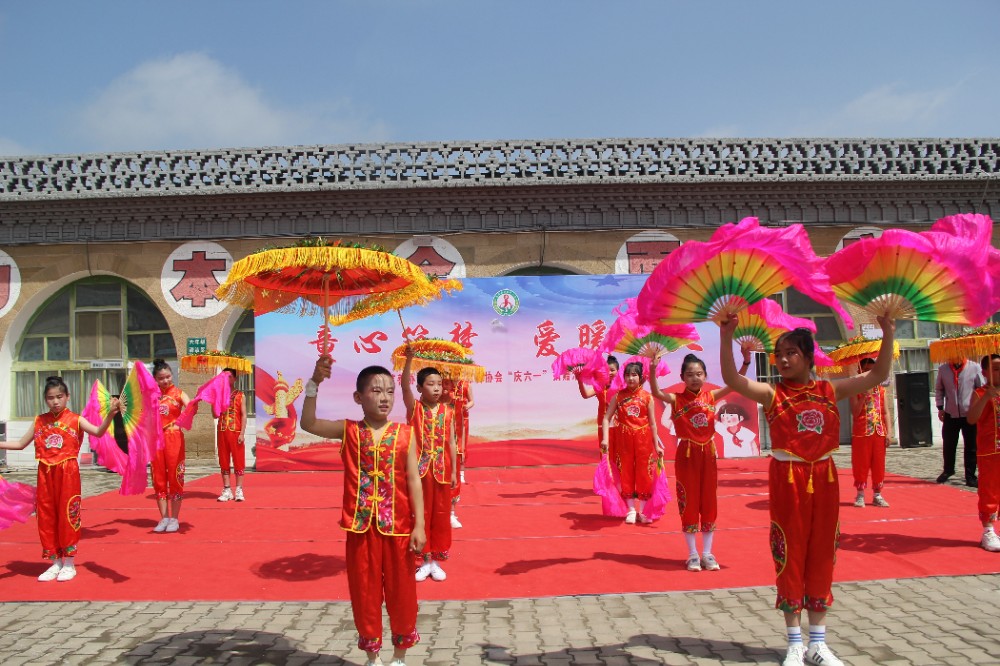 5.米脂慈善幸福家园创建点姬家峁小学欢庆六一.JPG