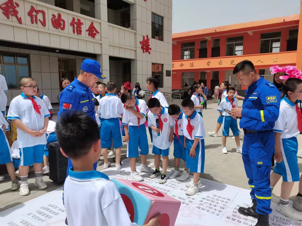 6.慈善志愿者和同学们开展互动游戏.jpg