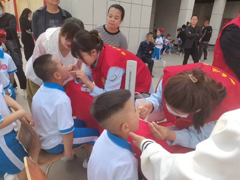 7.慈善志愿者开展口腔检查慈善服务.jpg