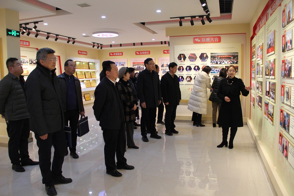 考察团参观榆林慈善展厅.JPG