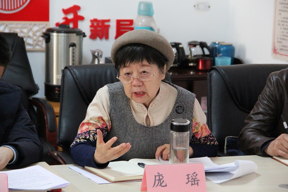 6.榆林市慈善协会副会长庞瑶介绍慈善幸福家园建设情况.JPG