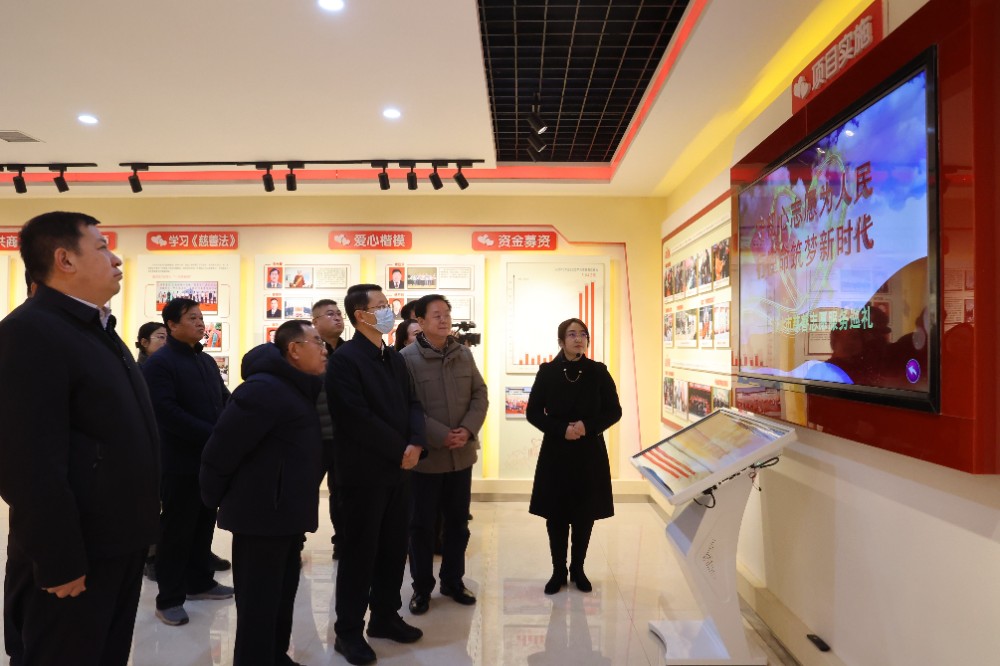 2.参观榆林慈善展厅、观看慈善志愿服务视频.JPG