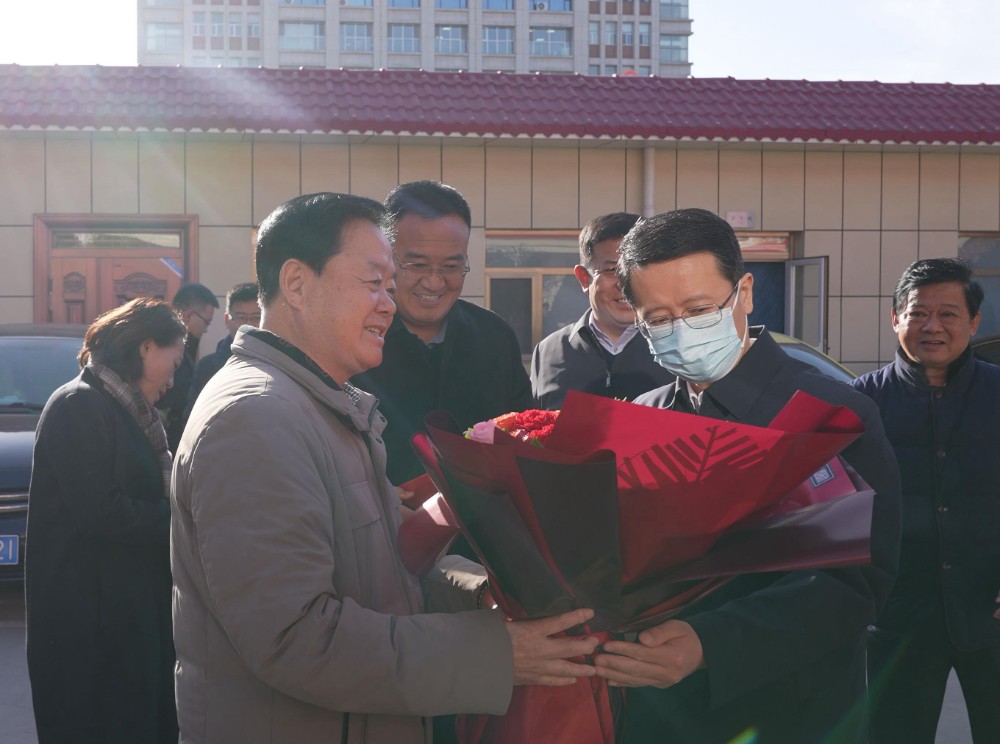 1.市委常委、宣传部长单舒平向刘洪会长赠送鲜花表达对榆林市慈善协会的问候.jpg