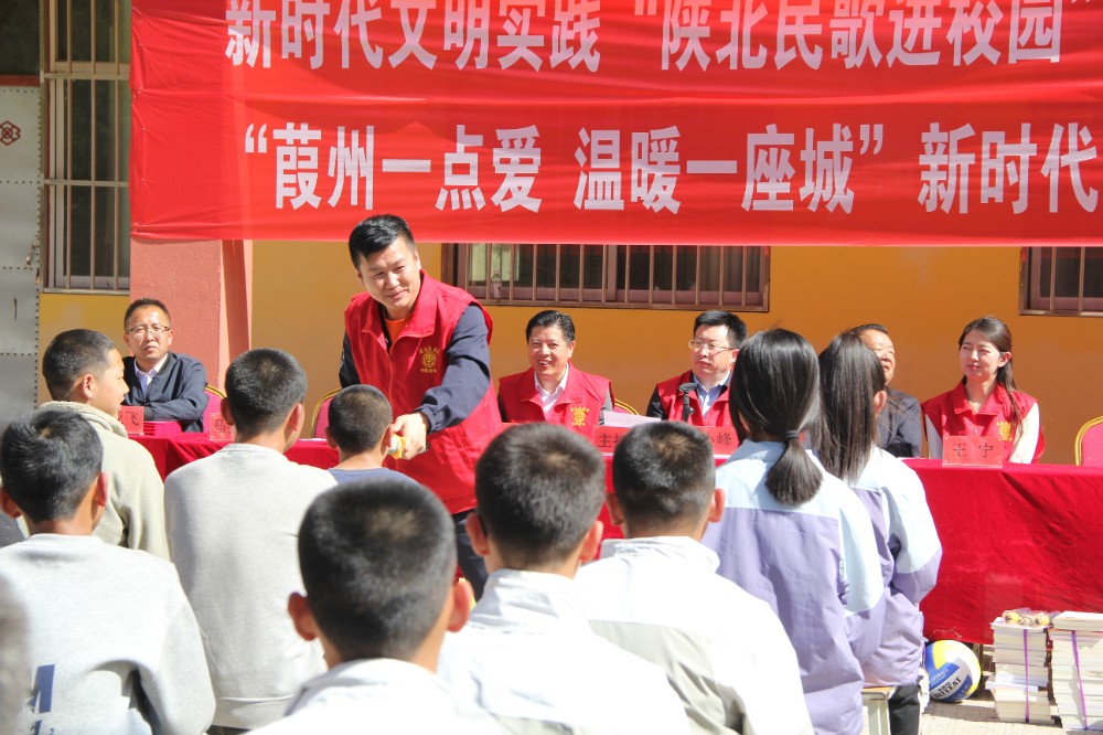 5.慈善志愿者李光明和孩子们一同演唱《东方红》.JPG