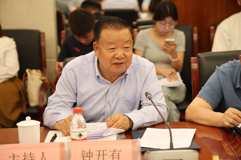 4.钟开有副会长主持会议.JPG