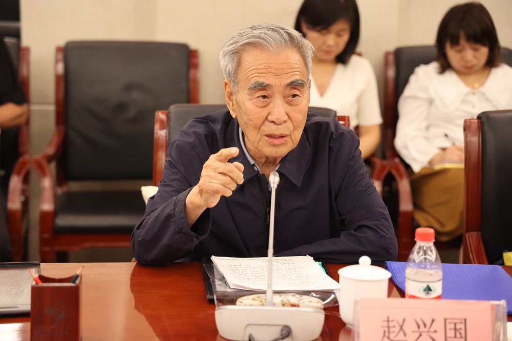 2.市慈善协会终身荣誉会长赵兴国出席会议并讲话.JPG