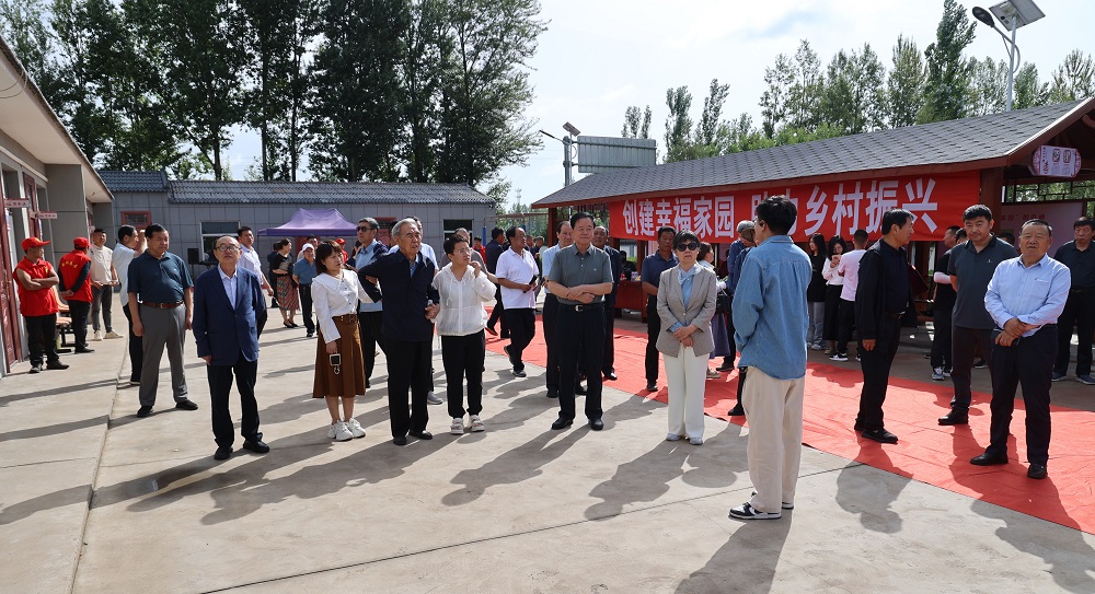 观摩团一行在榆阳区小壕兔乡刀兔村慈善幸福家园示范点考察交流.jpg