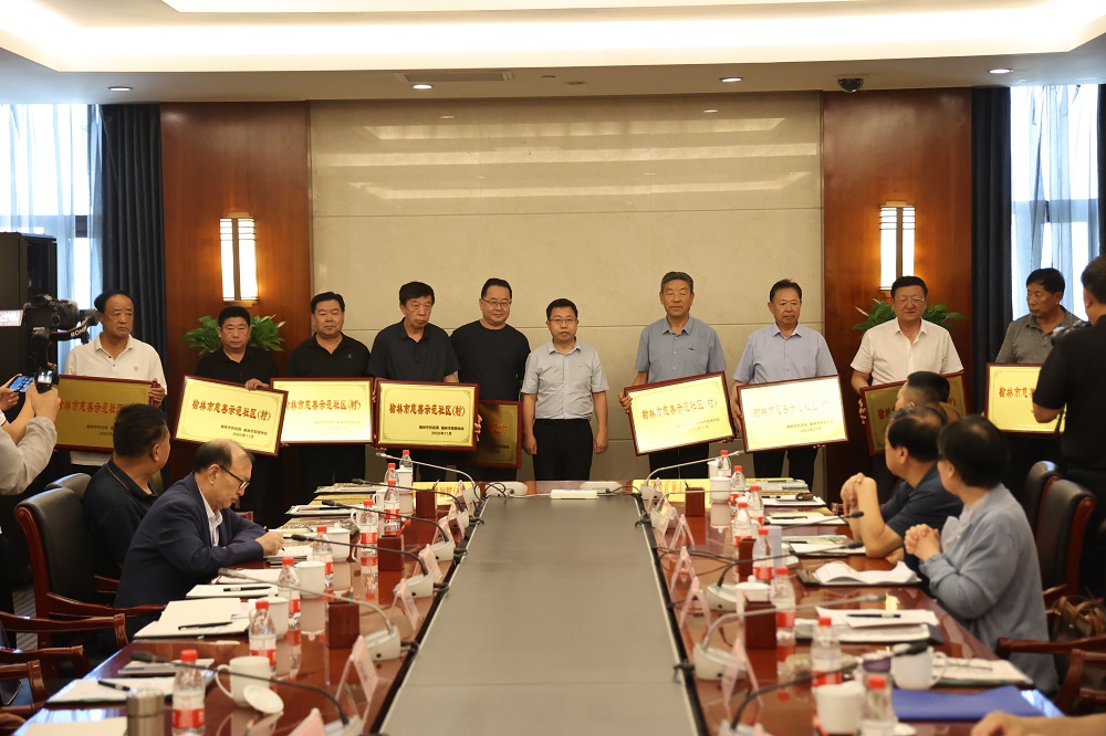 陈和平副局长向9个县市区的12个村社颁发“市级慈善幸福家园创建示范点”牌匾.JPG
