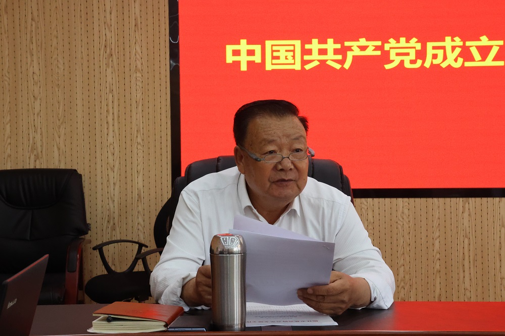 党支部副书记钟开有主持会议.JPG