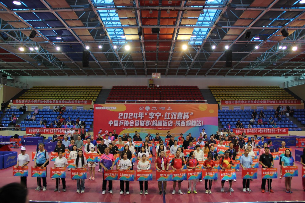 志愿者代表举牌方阵.JPG