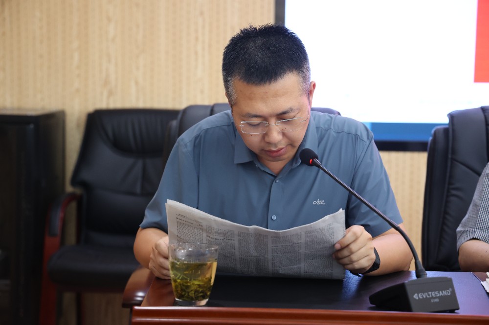 4.网信部张聪领读.JPG