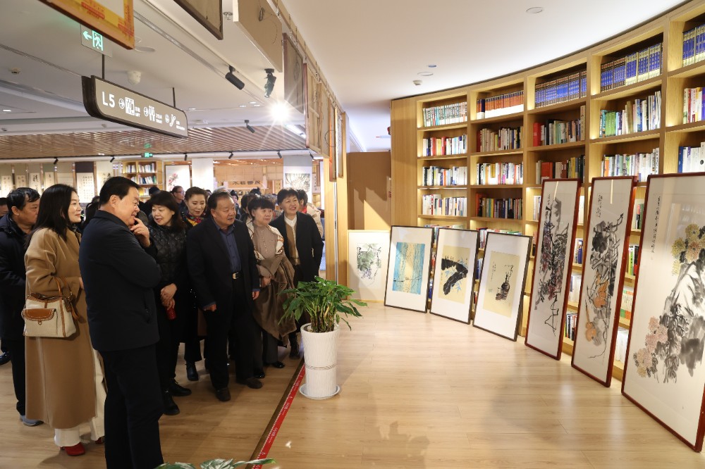 与会嘉宾观展.jpg