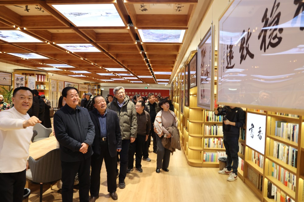 与会嘉宾观展..jpg