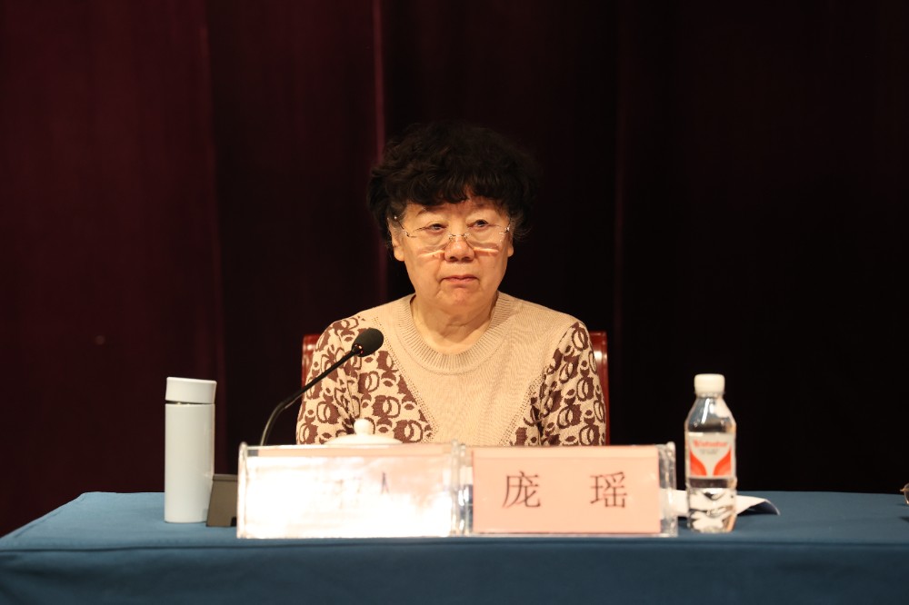 8.慈善协会副会长庞瑶主持会议.JPG
