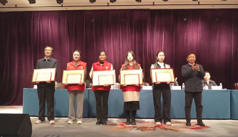 3.市委社会工作部副部长姬宏颁发奖牌.png