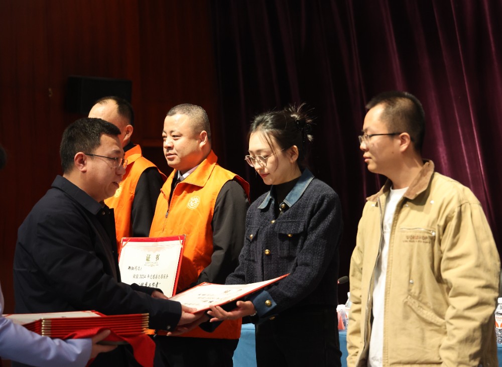 4.市民政局副局长陈和平颁奖.JPG