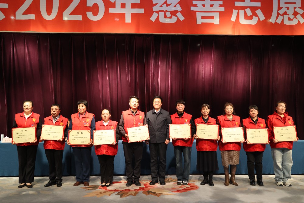5.刘洪会长向榆林慈善“爱为宝”项目宣传员颁发聘书.JPG