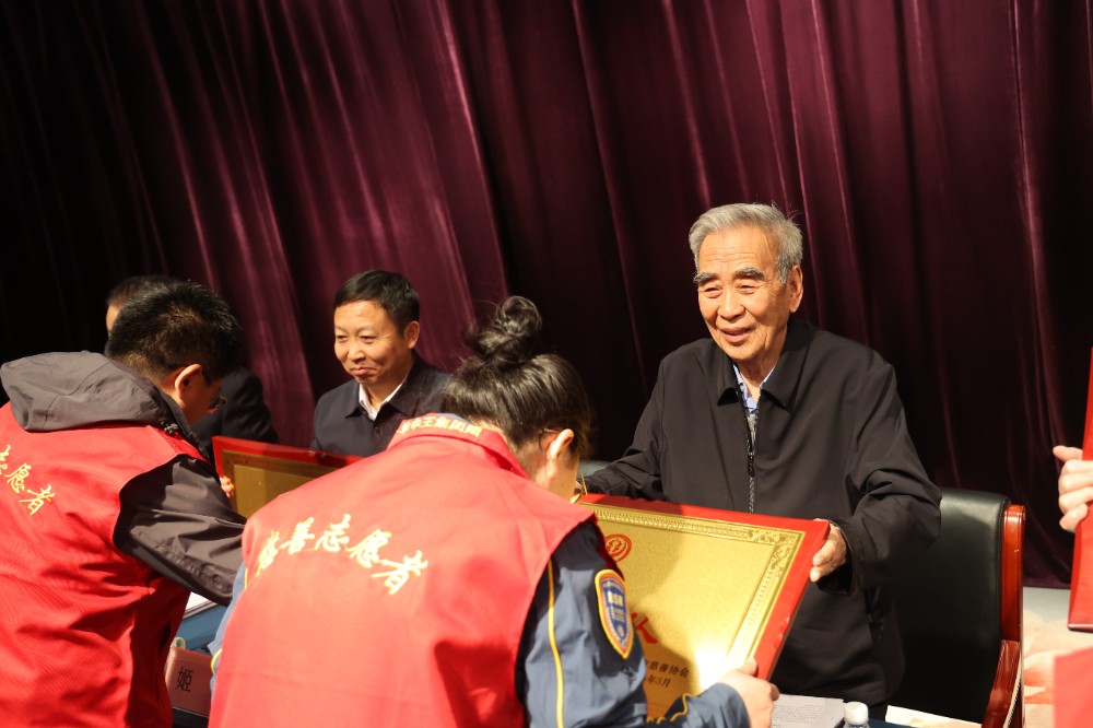 2.市慈善协会终身荣誉会长赵兴国、市委社会工作部副部长姬宏为红旗团队颁奖.JPG