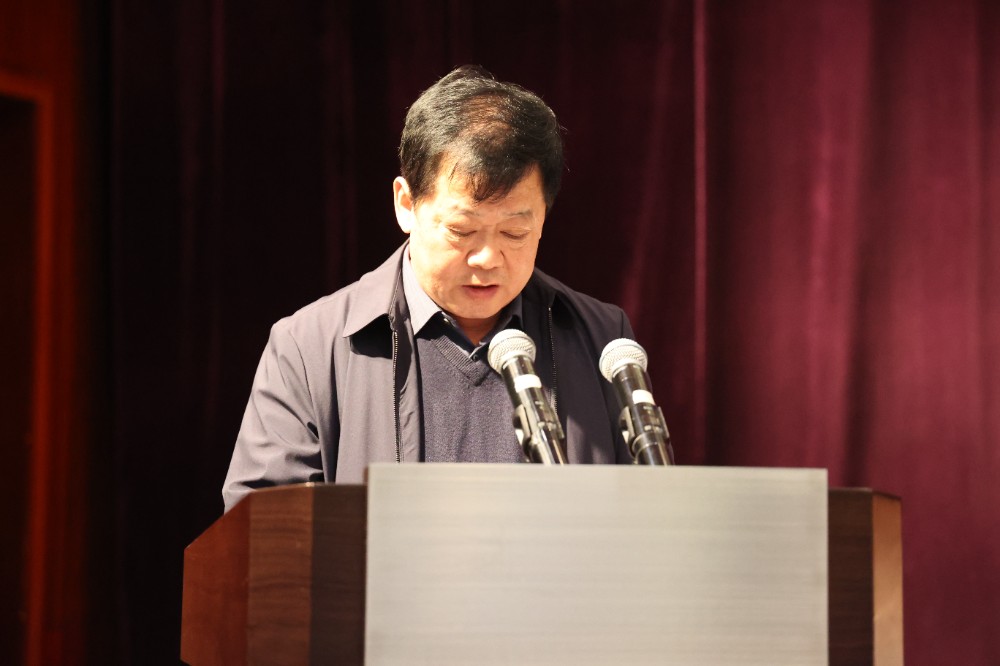 10.志愿者工作部部长梁生勇宣读授旗决定.JPG