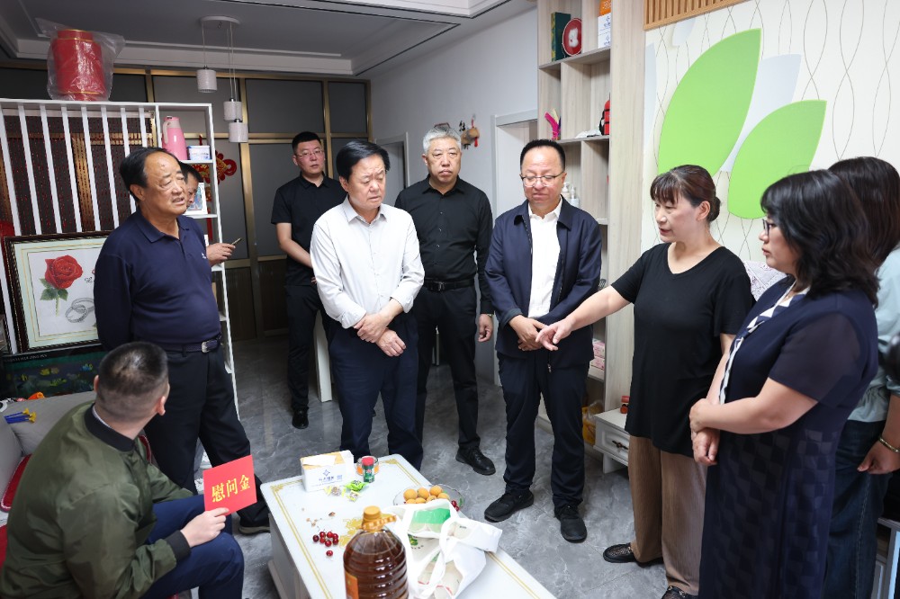 3.领导一行前往残障儿童家中慰问1.JPG